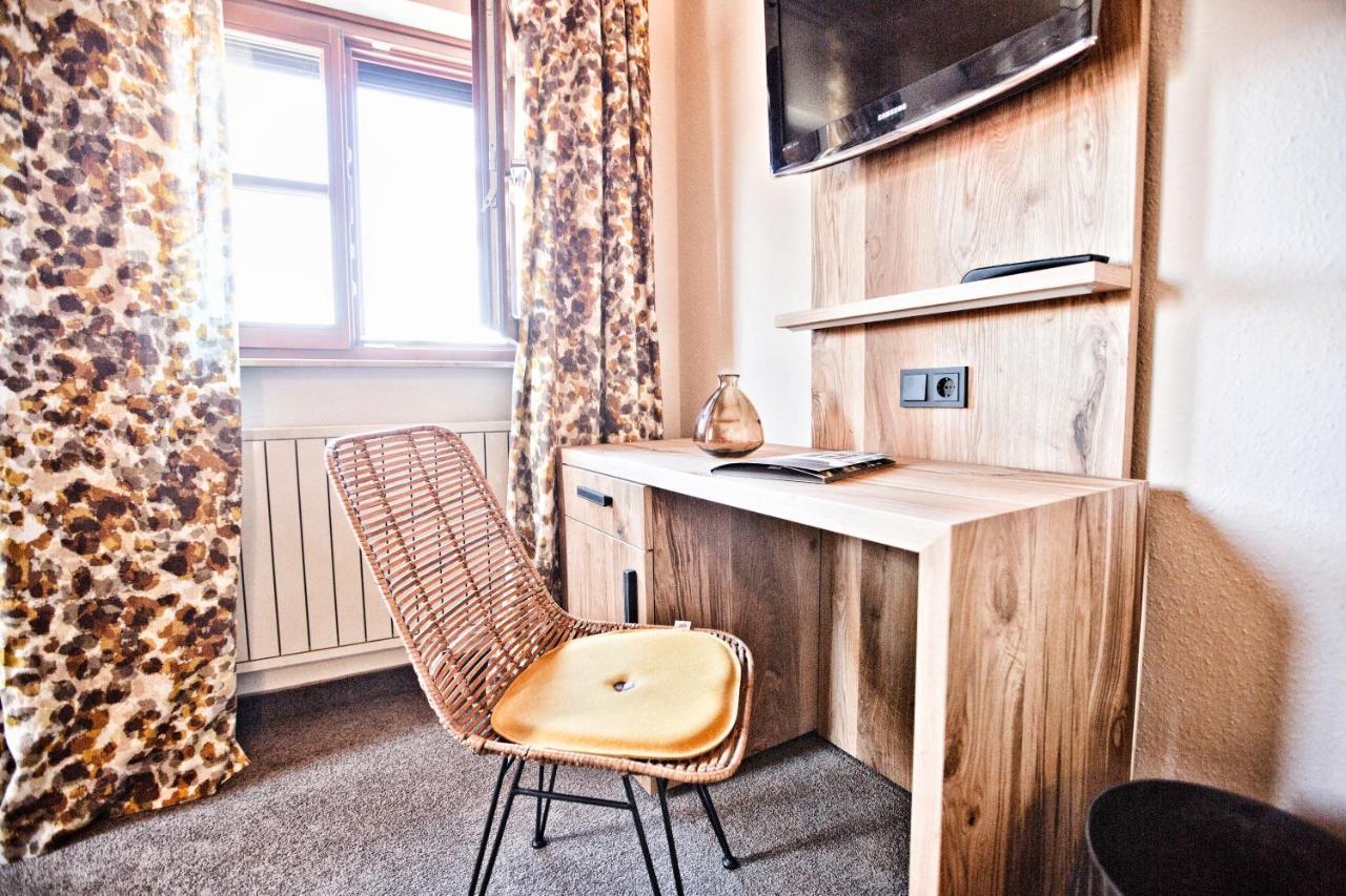 Historisches Gasthaus Hotel Hirschen Horn ガイエンホーフェン エクステリア 写真